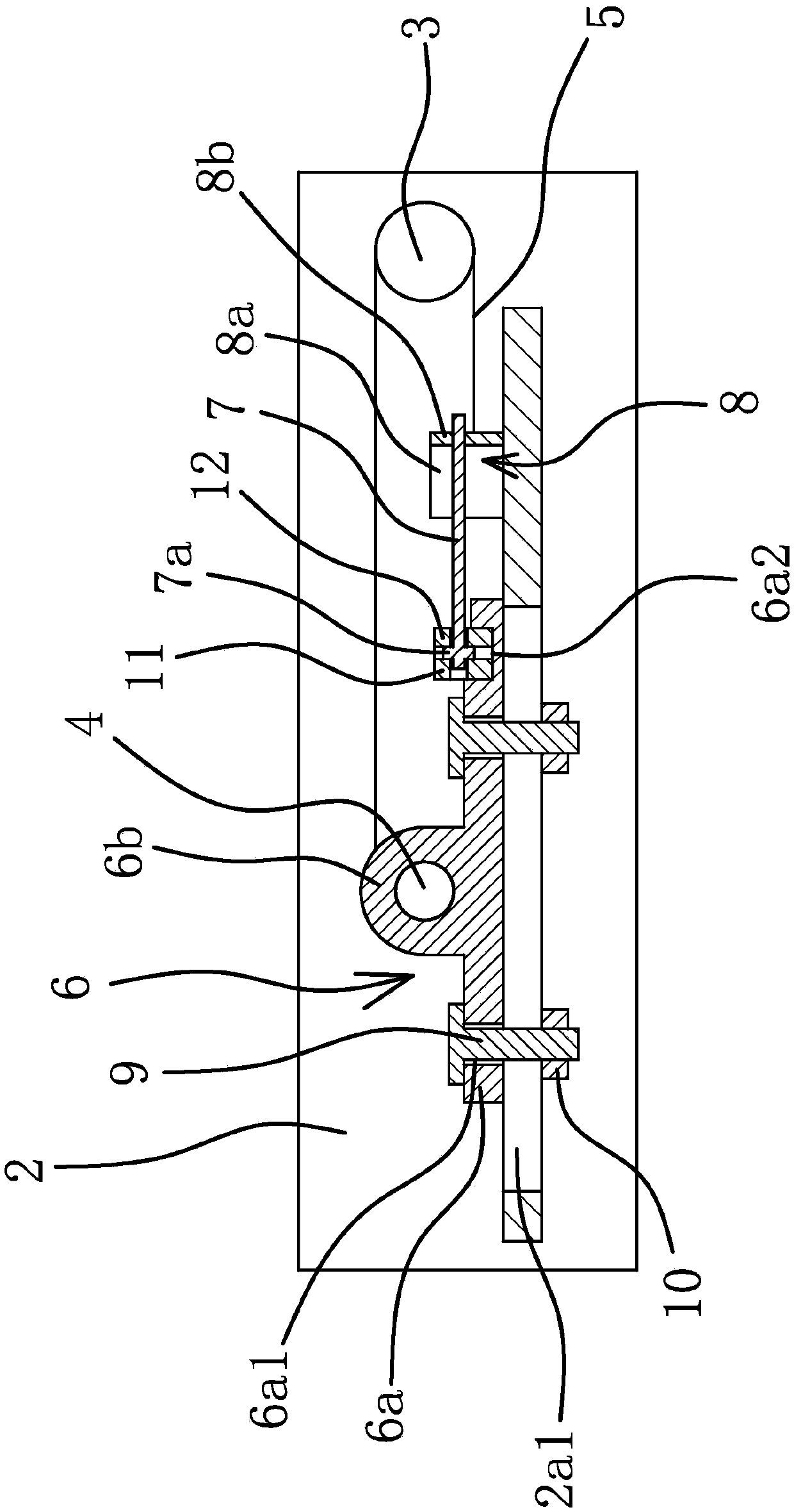 Adjusting device for driven feeding roller in packing bag conveying device