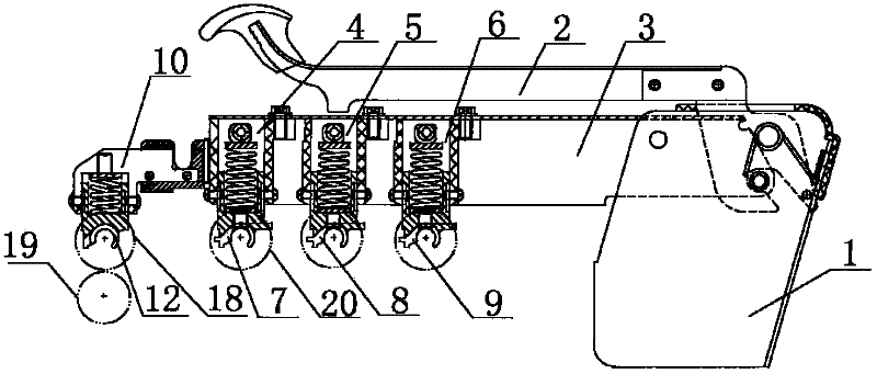 Adjusting installing structure of guiding roller claw in compact spinning cradle