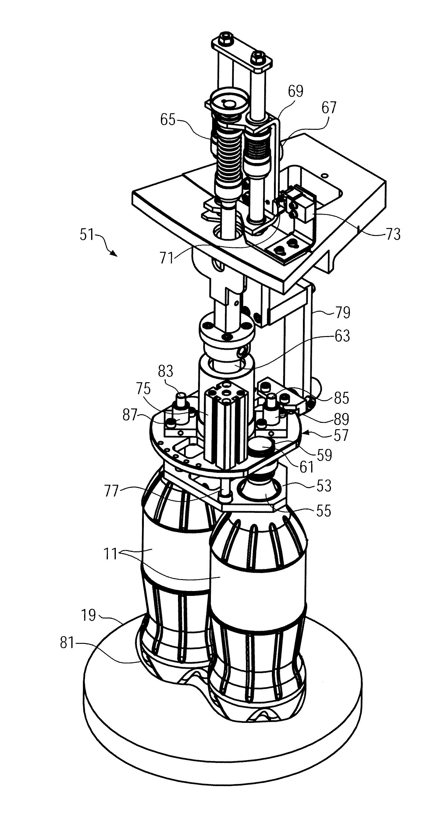 Centering unit for aligning at least two grouped vessels and method for aligning two grouped vessels