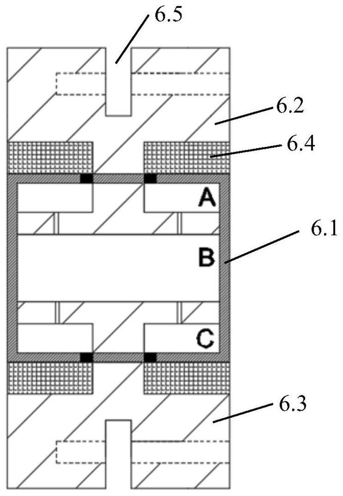 Active and passive support-coupled integral coordination bearing structure for arched roadway and method