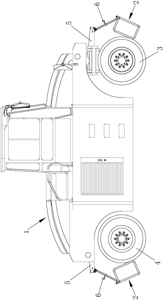 Rubber-tired road roller safety protection device for preventing people from being hit or rolled over