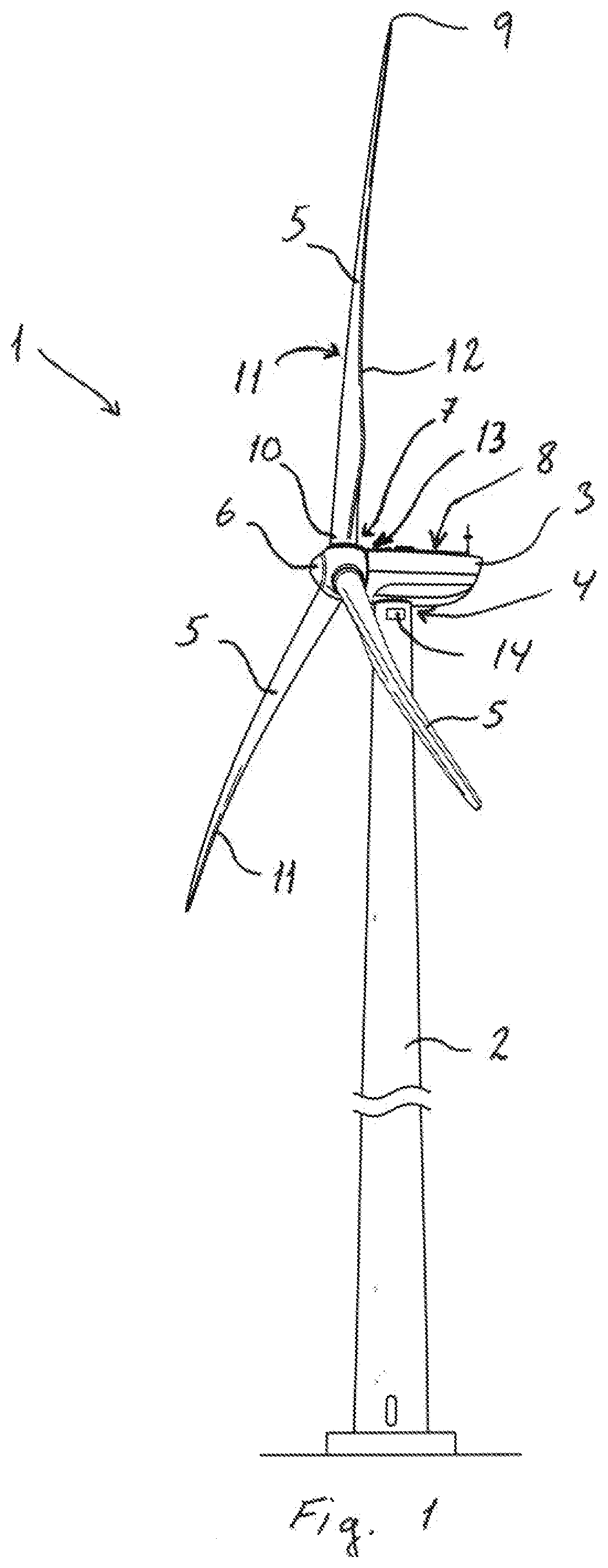A Wind Turbine and a Method of Operating a Wind Turbine for Reducing Edgewise Vibrations