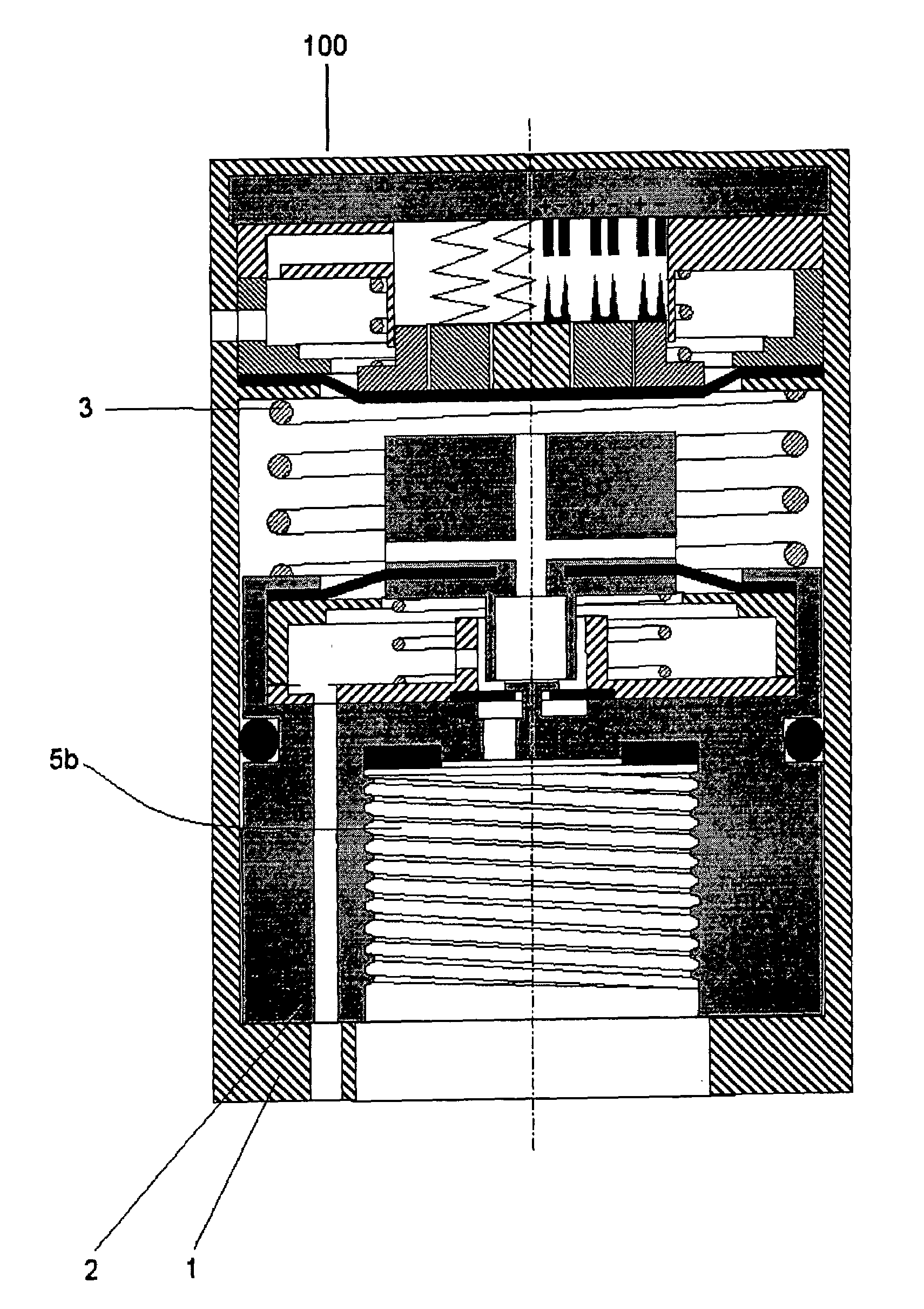 Device for surveying the pressure of fluids housed in tanks or flowing through ducts