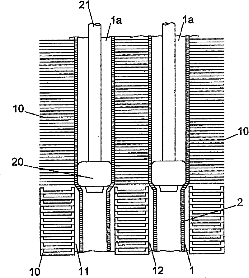 Heat transfer tube and heat exchanger with inner surface groove