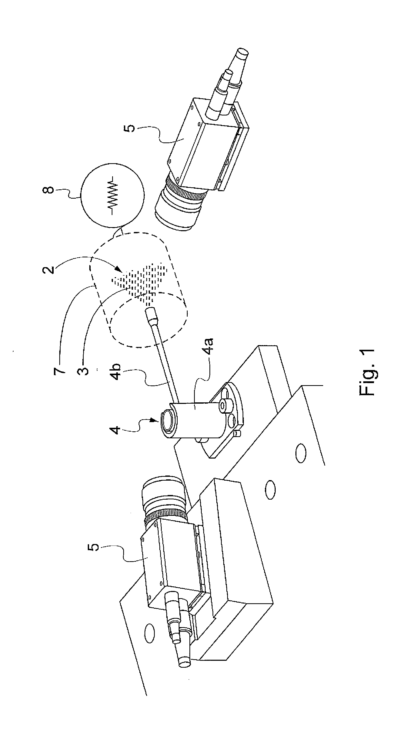 Device for controlling the distribution of fluid ejected from a fluid nebulizing dispenser