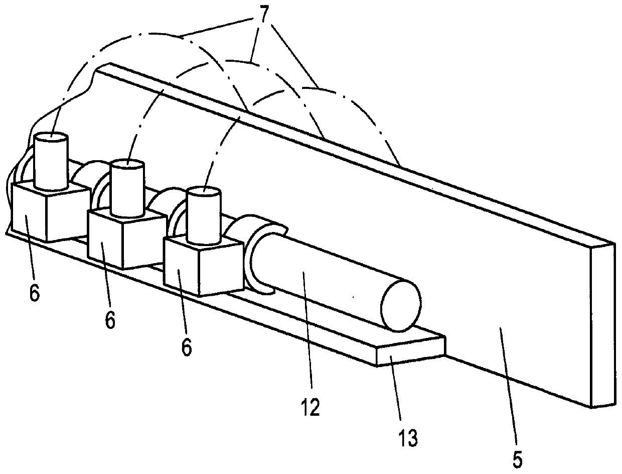 Apparatus and method for delivering droplets of fluids onto poultry hatchlings