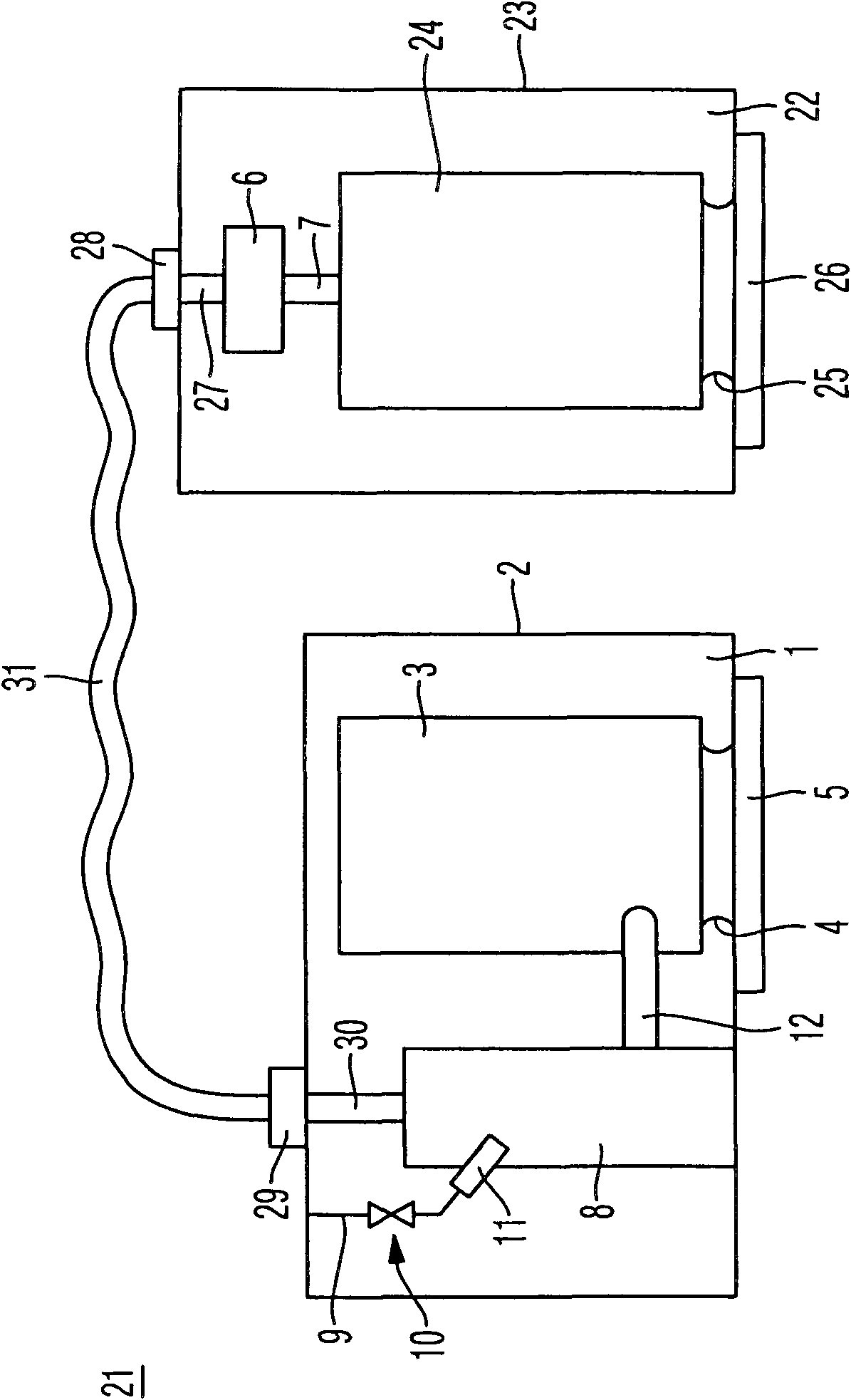 Water-transporting household device with a feed-in device with a warm and/or dry air unit