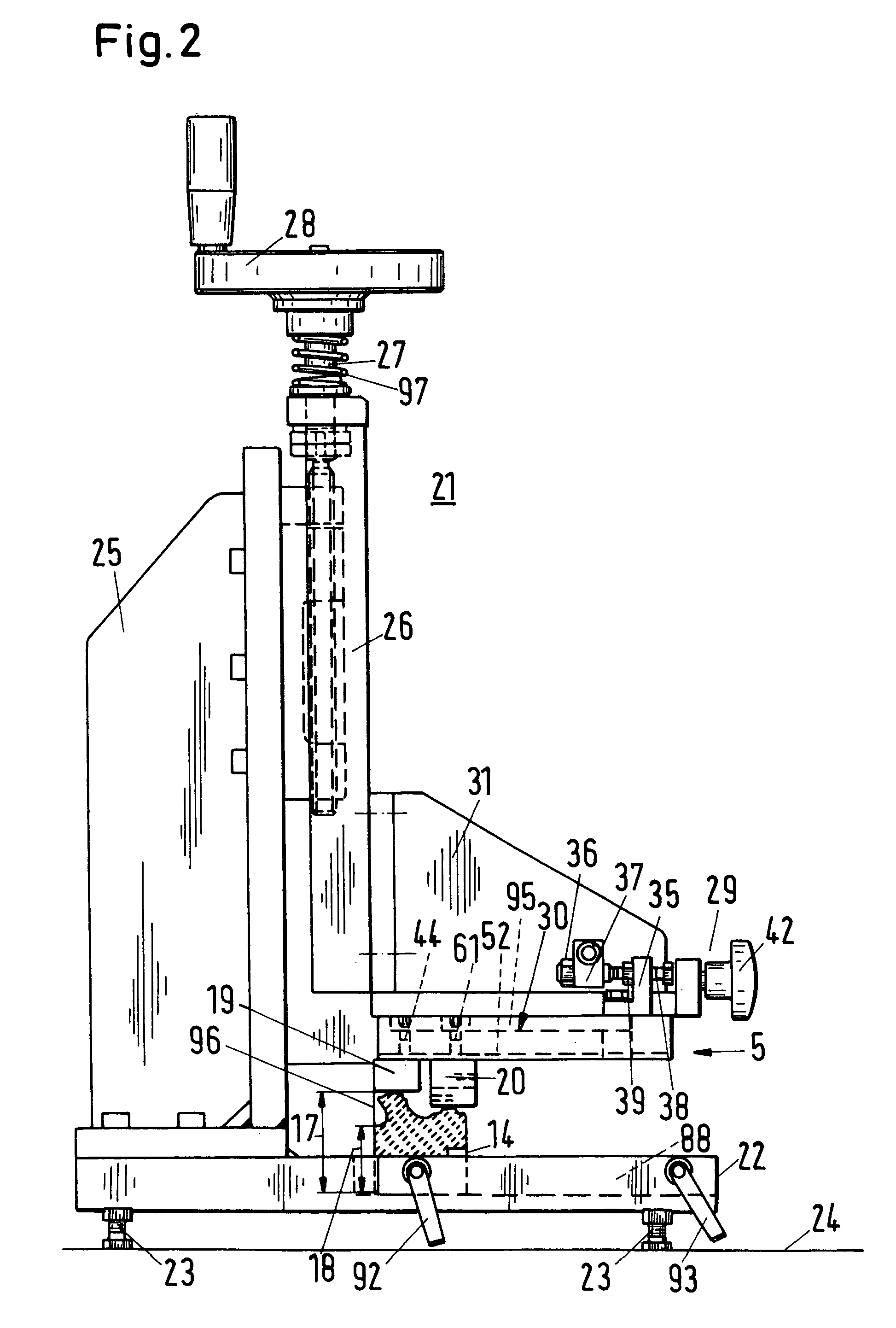 Pressing element of a machine for machining wood or plastic workpieces and method and device for adjusting such pressing element