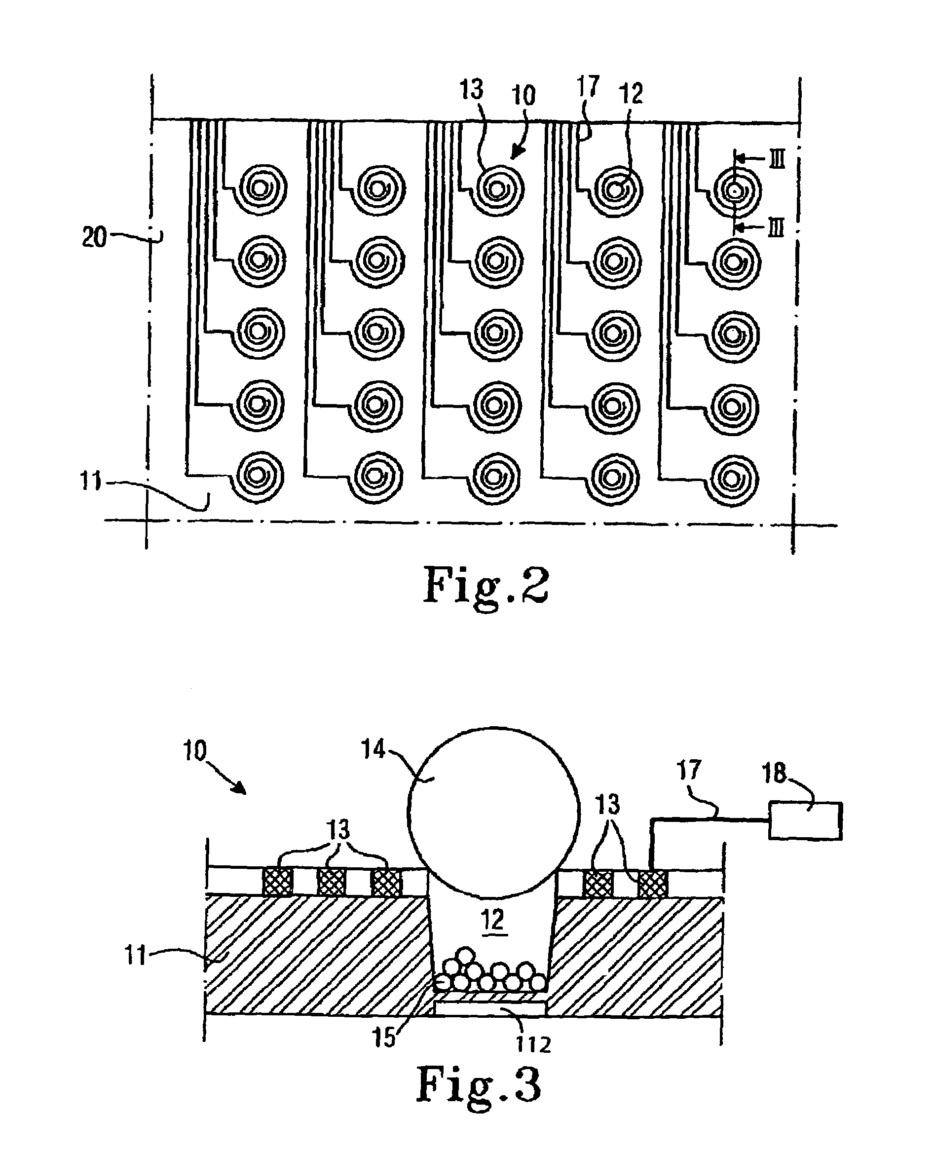 Microfluidic device and method with trapping of sample in cavities having lids that can be opened or closed