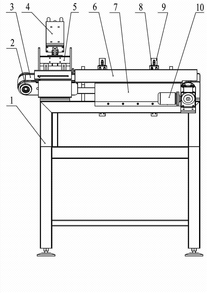 Synchronous material pushing mechanism in feeding system of roll coater
