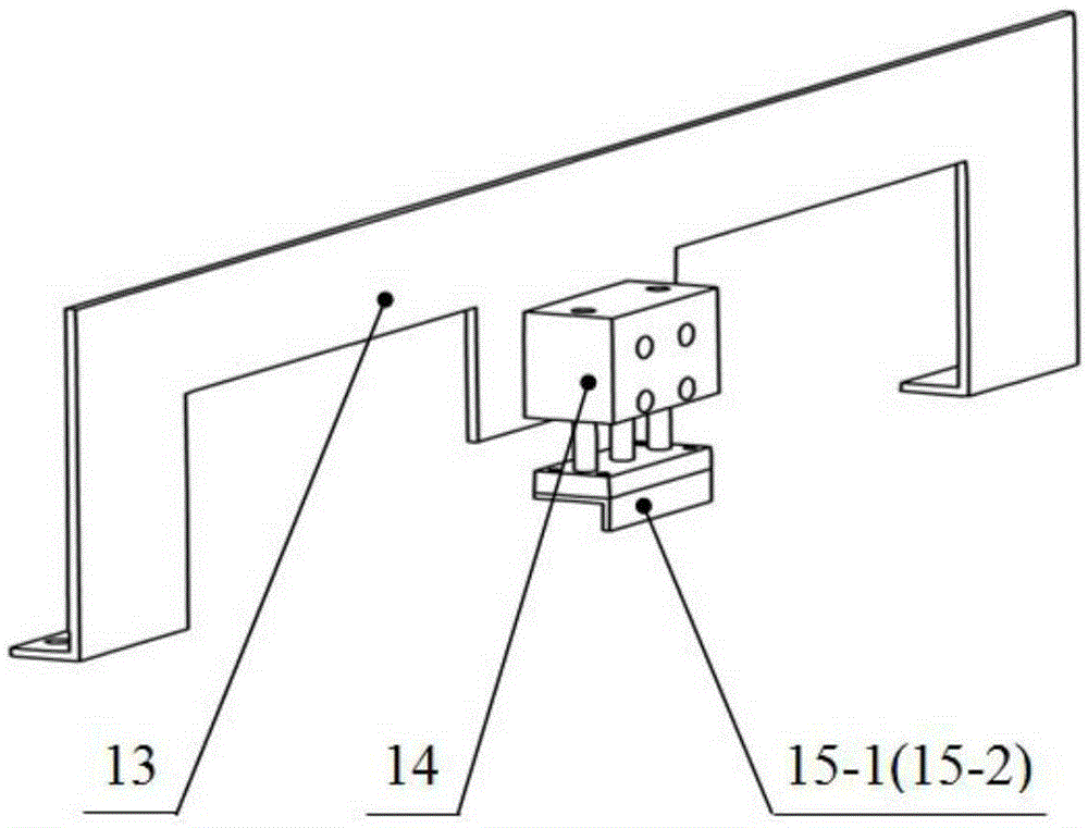 An integrated device for automatic feeding and scraping of thin chocolate