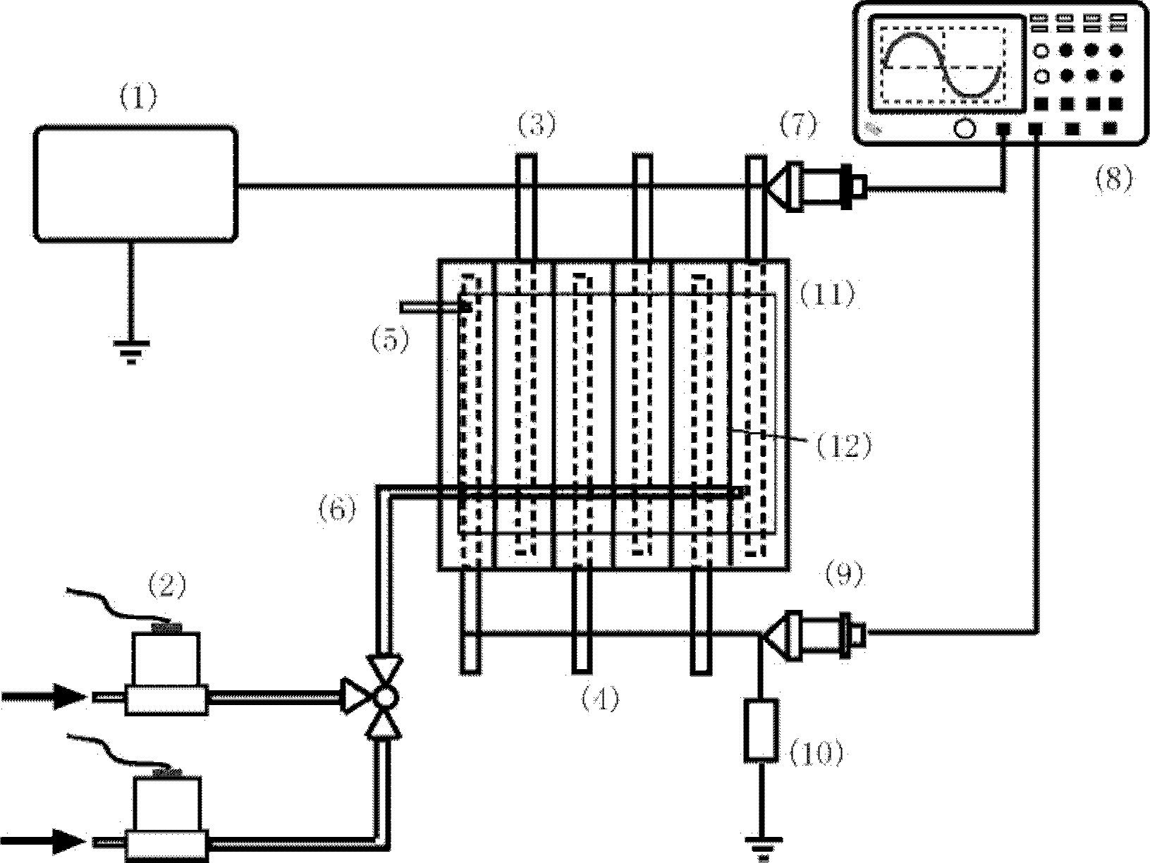 Atmospheric-pressure low-temperature plasma sterilizing device and sterilizing method