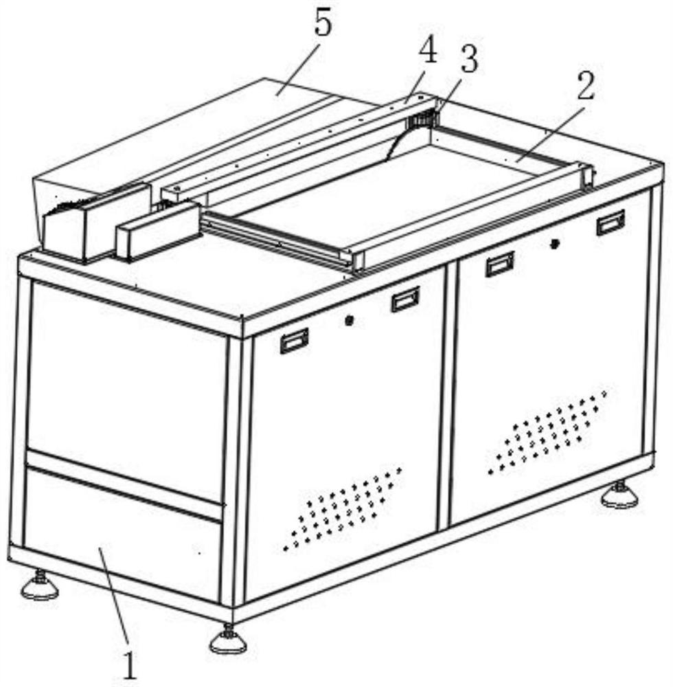 Transverse cutting device for building board processing, and operation method thereof