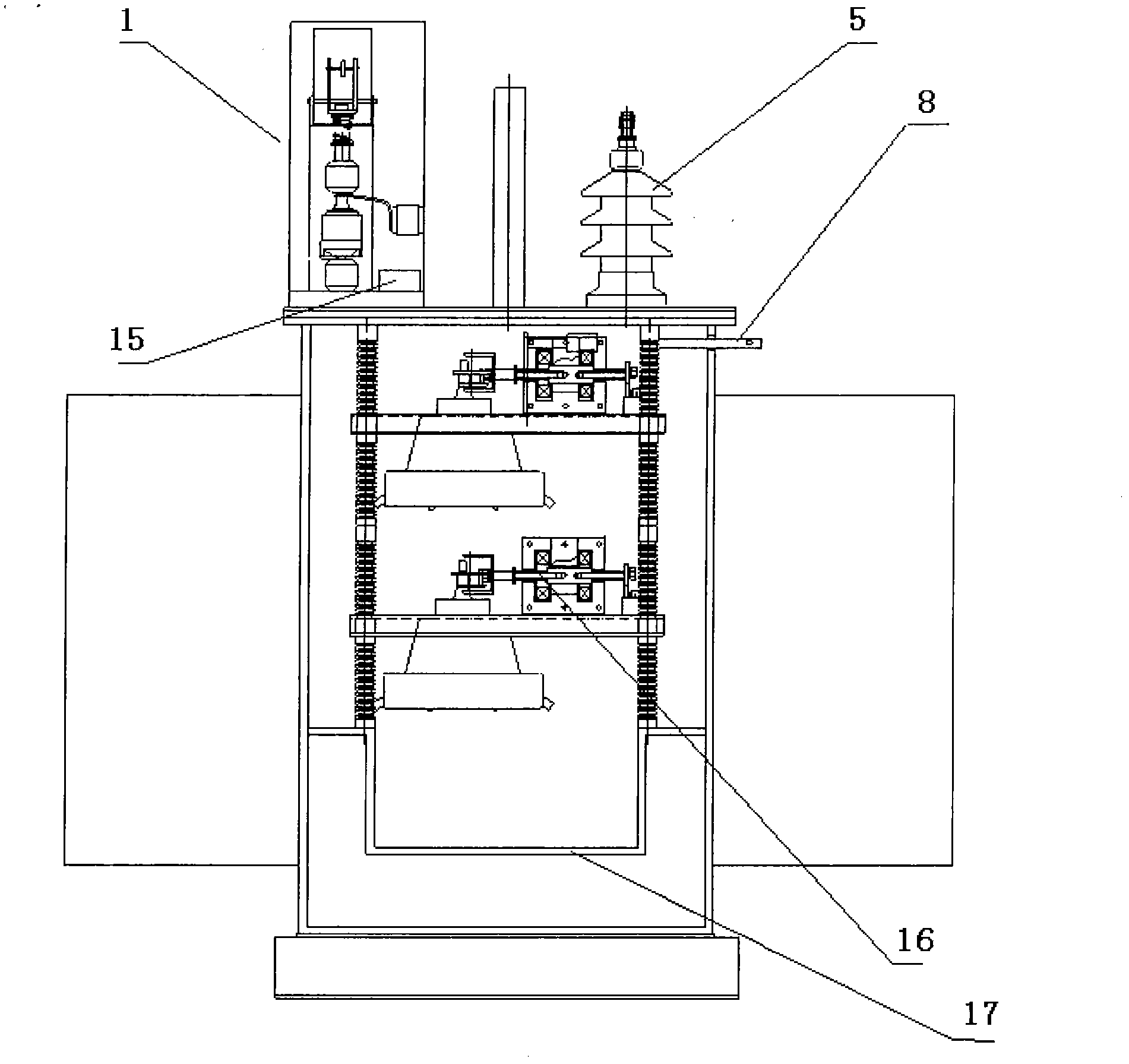 Distribution transformer capable of automatically adjusting capacitance and voltage