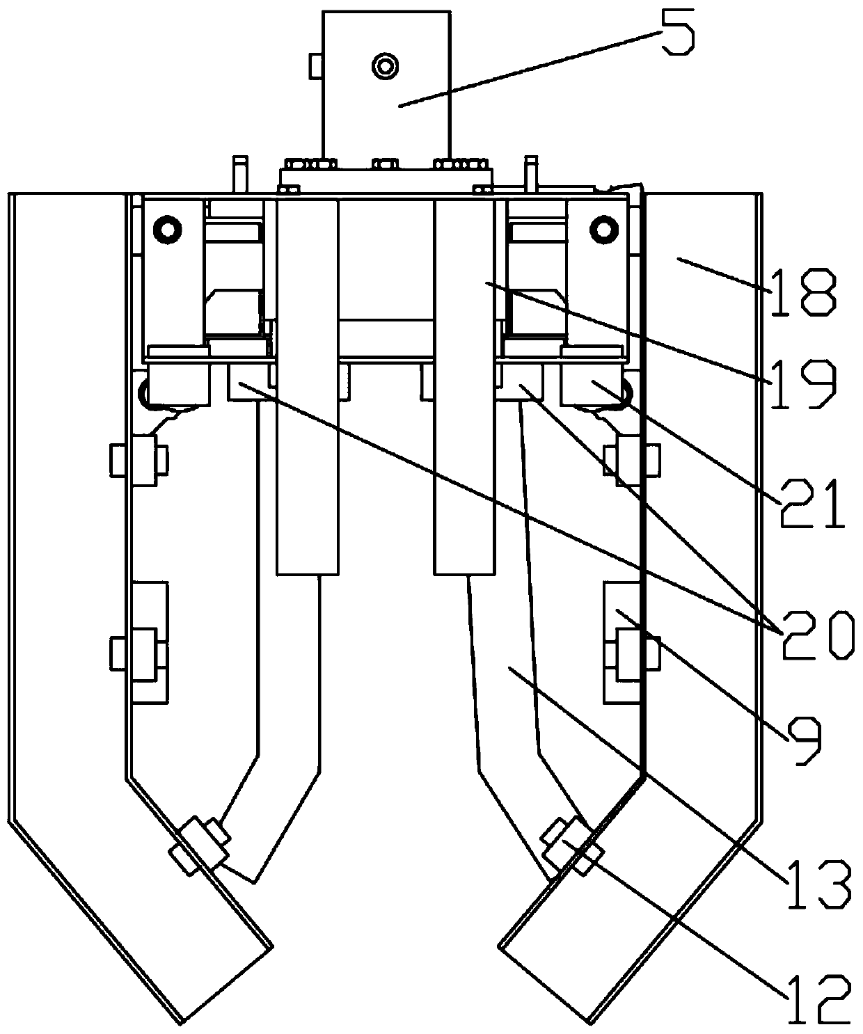 Automatic underwater anchor chain cleaning device and cleaning method thereof
