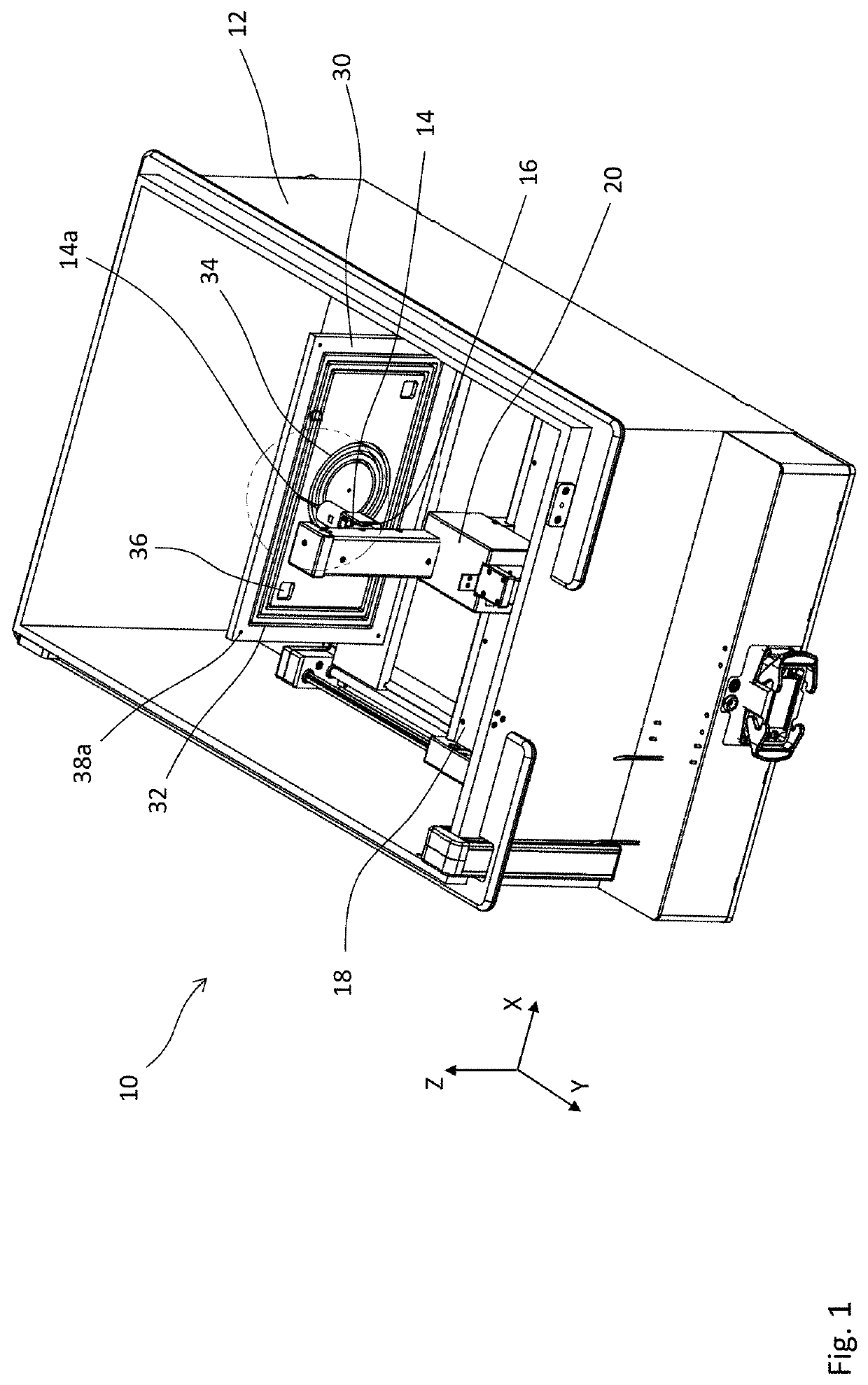 Device for validating the axis linearity and/or the positioning accuracy of a displacement mechanism for a radiation detector and associated method of practice