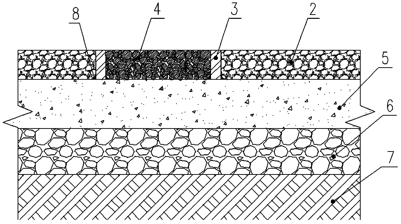 Pavement and contraction method for crushed aggregate pattern