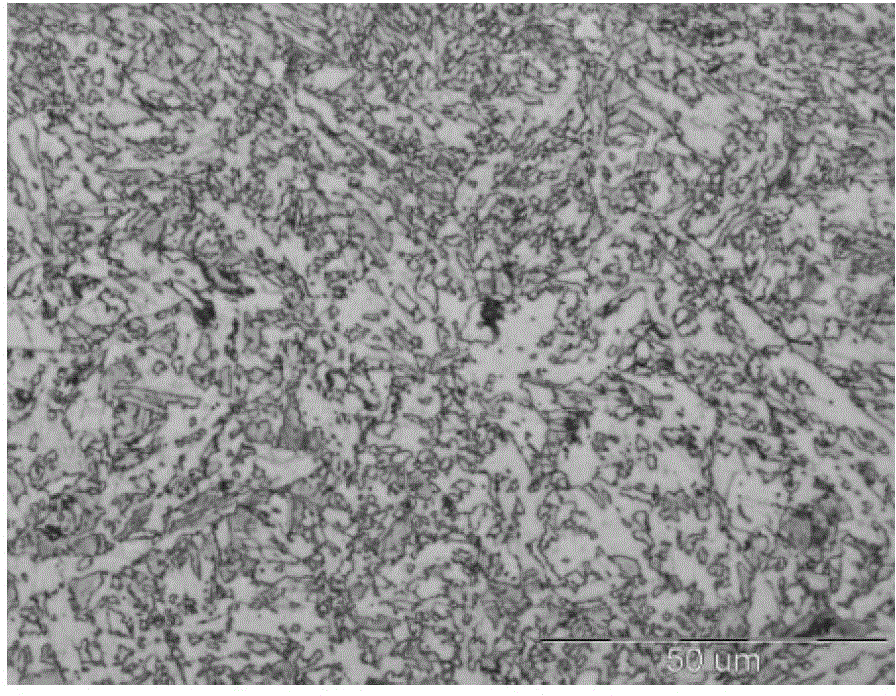 Method for eliminating medium-temperature island-shaped structures during normalization of 15NiCuMoNb5 steel