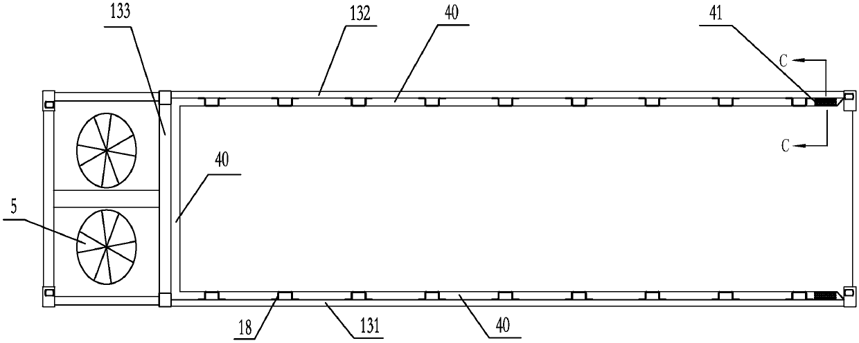 Cold chain transportation device with differential pressure pre-cooling function