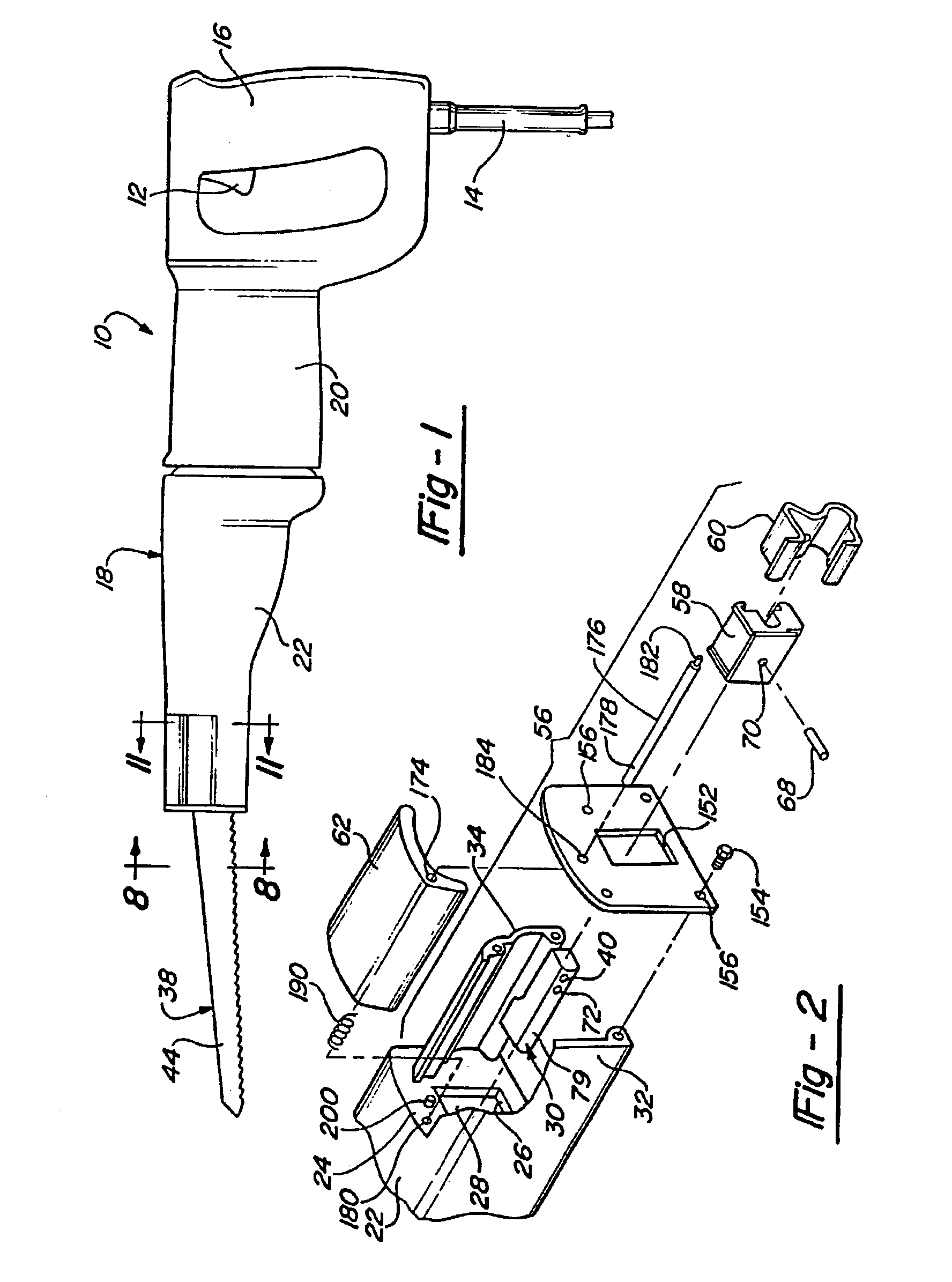 Clamping arrangement for receiving a saw blade