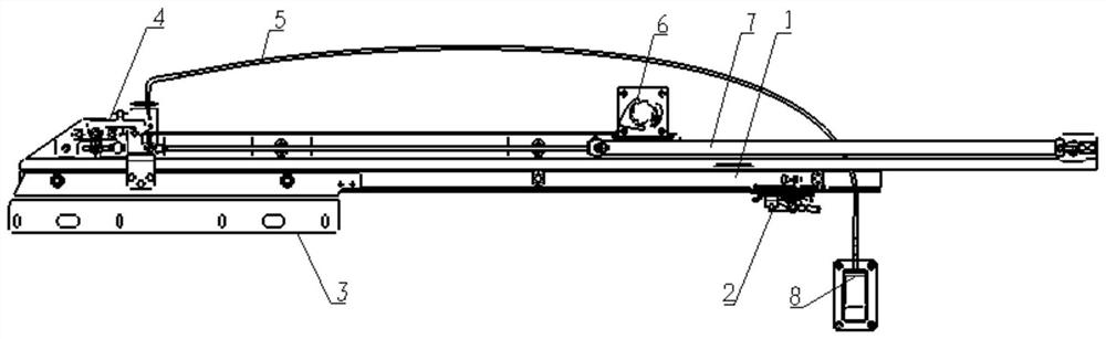 Adjustable self-resetting door mechanism for outer end door of railway vehicle