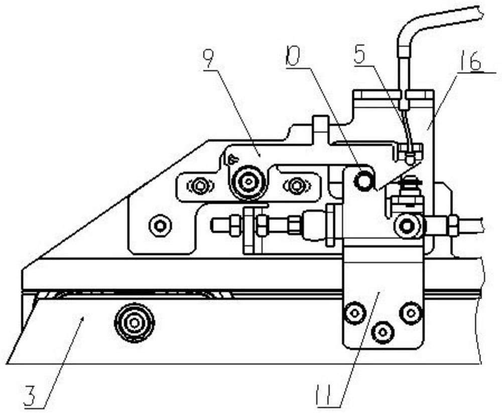 Adjustable self-resetting door mechanism for outer end door of railway vehicle