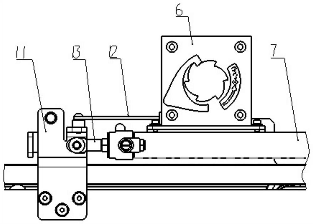 Adjustable self-resetting door mechanism for outer end door of railway vehicle