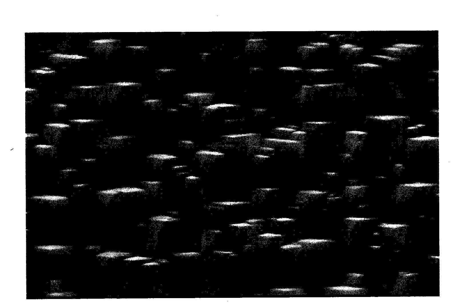 Texturing method of monocrystalline semiconductor substrates to reduce incident light reflectance