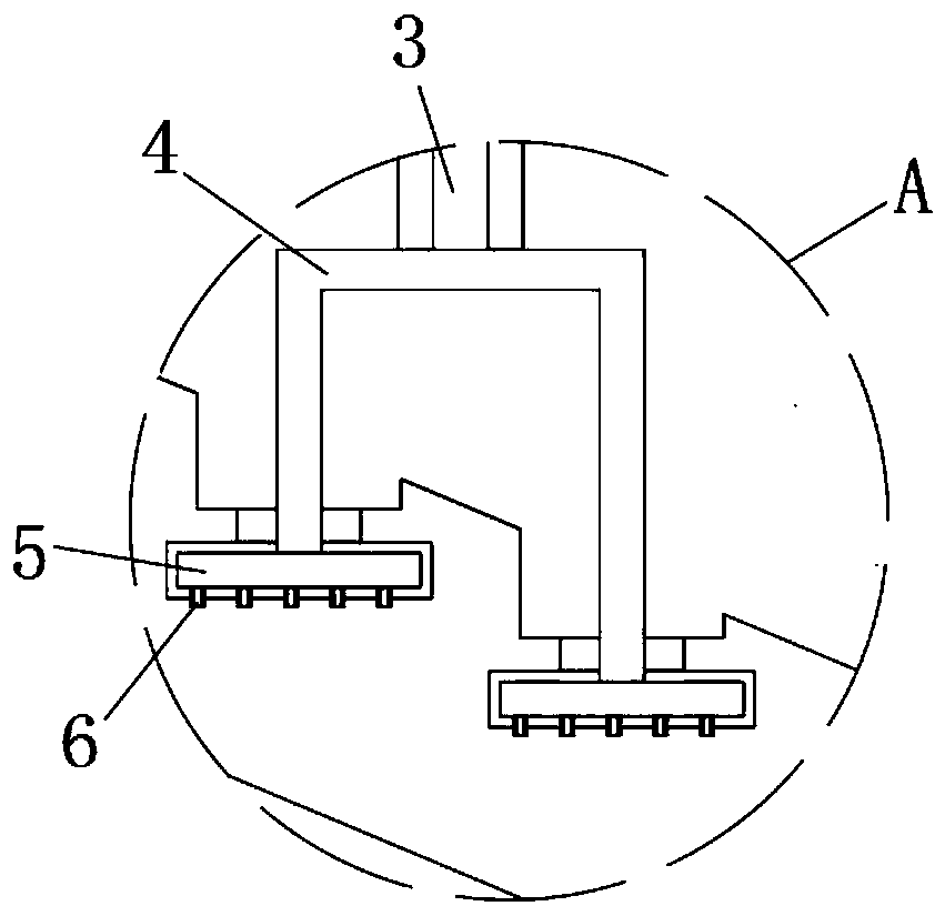 Automatic turnover-type device for uniformly smearing sauce for batch processing of cooked meat