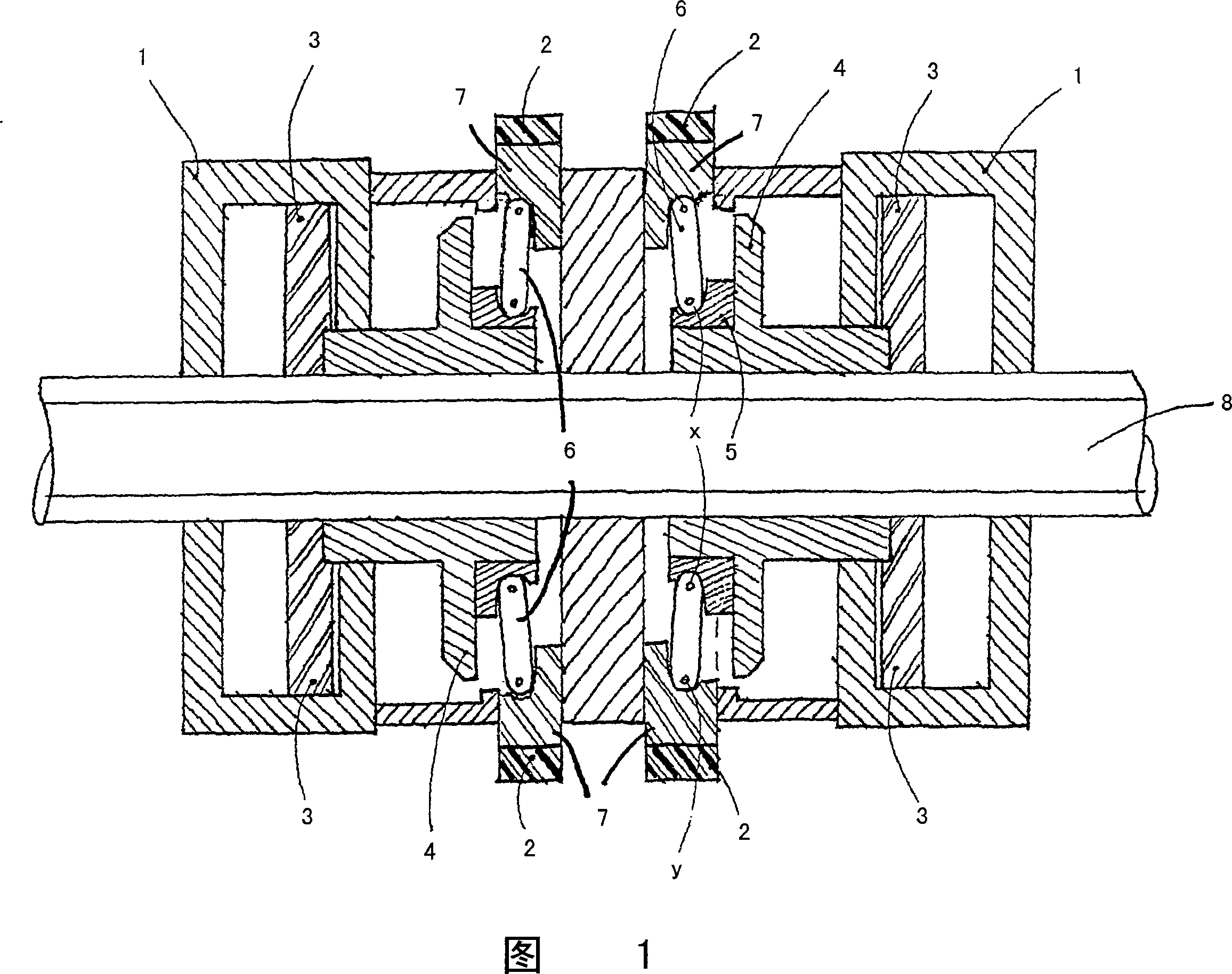 Device for centering and clamping tubular parts
