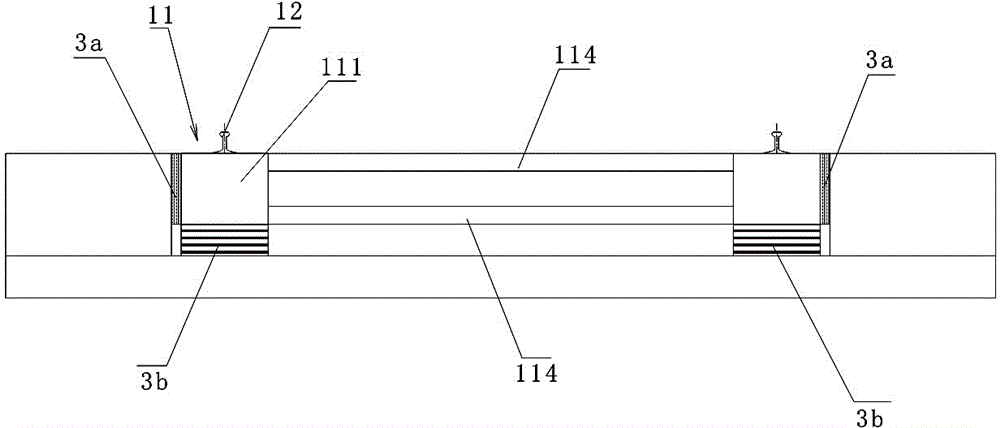 Decentralized supporting track structure with vibration reduction and noise reduction functions