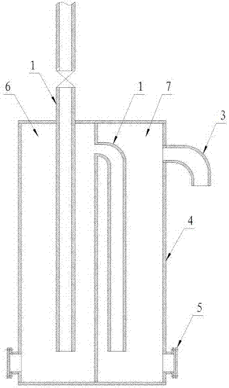 Gas pipeline water draining device with blockage preventing and gas isolating functions