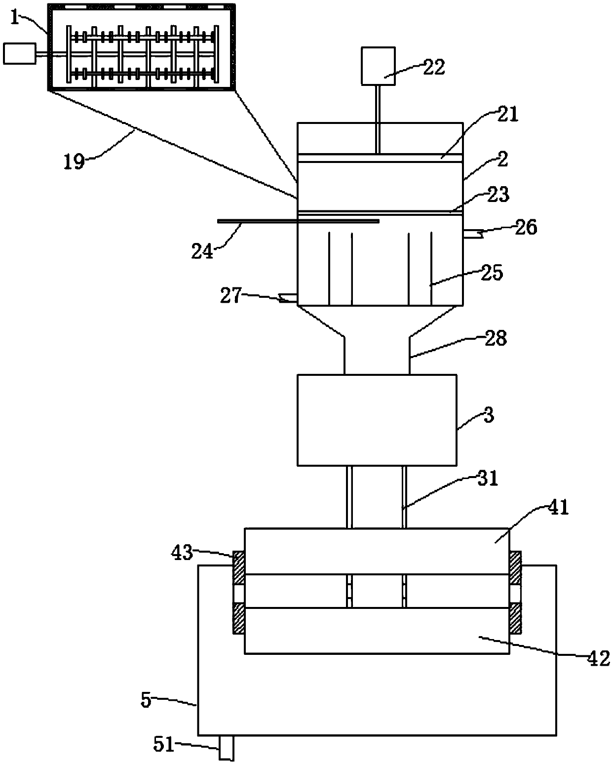 Multiple high-efficiency pulverizing device for tea leaves and pulverizing method