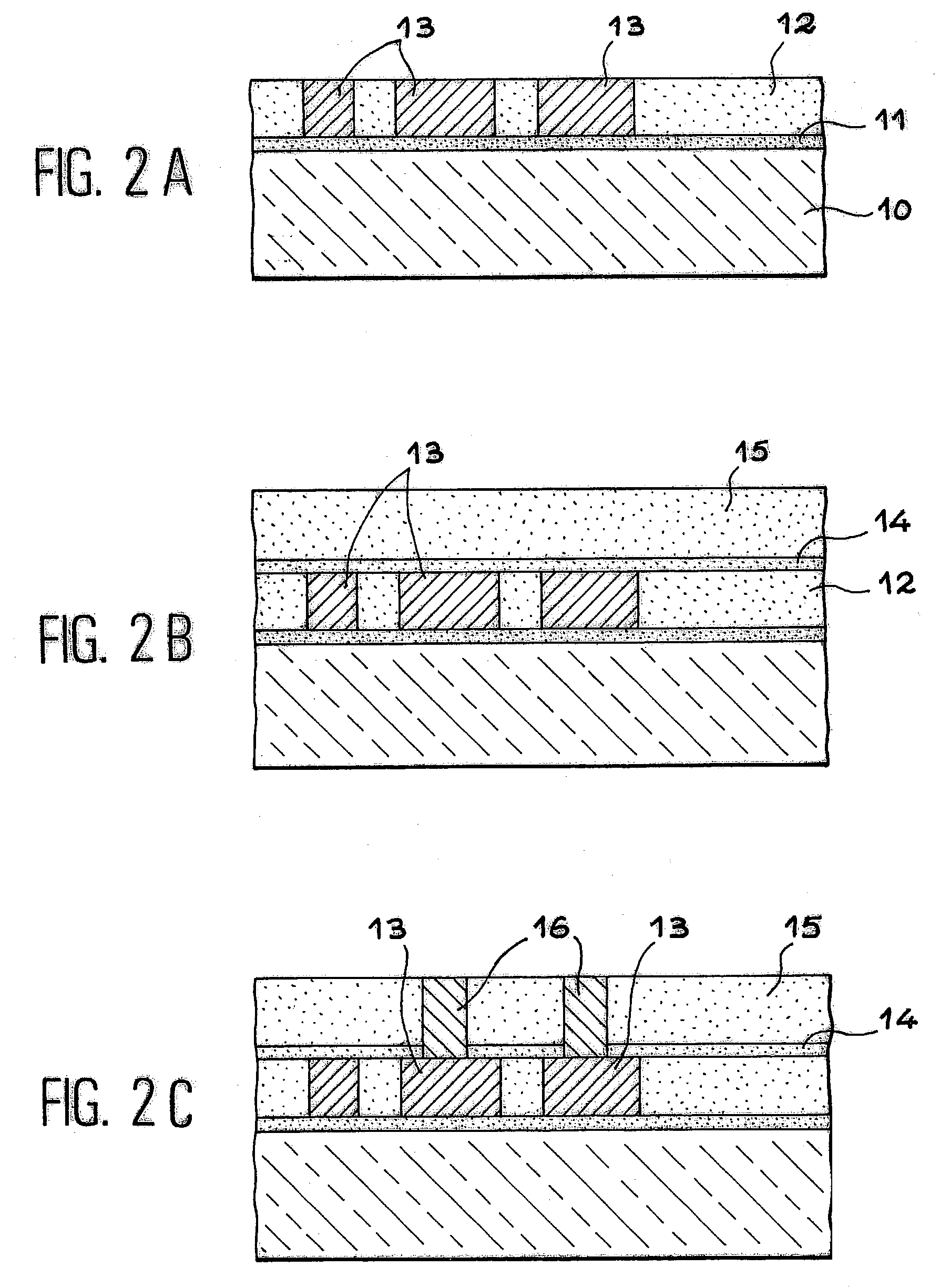 Interconnection structure with insulation comprising cavities