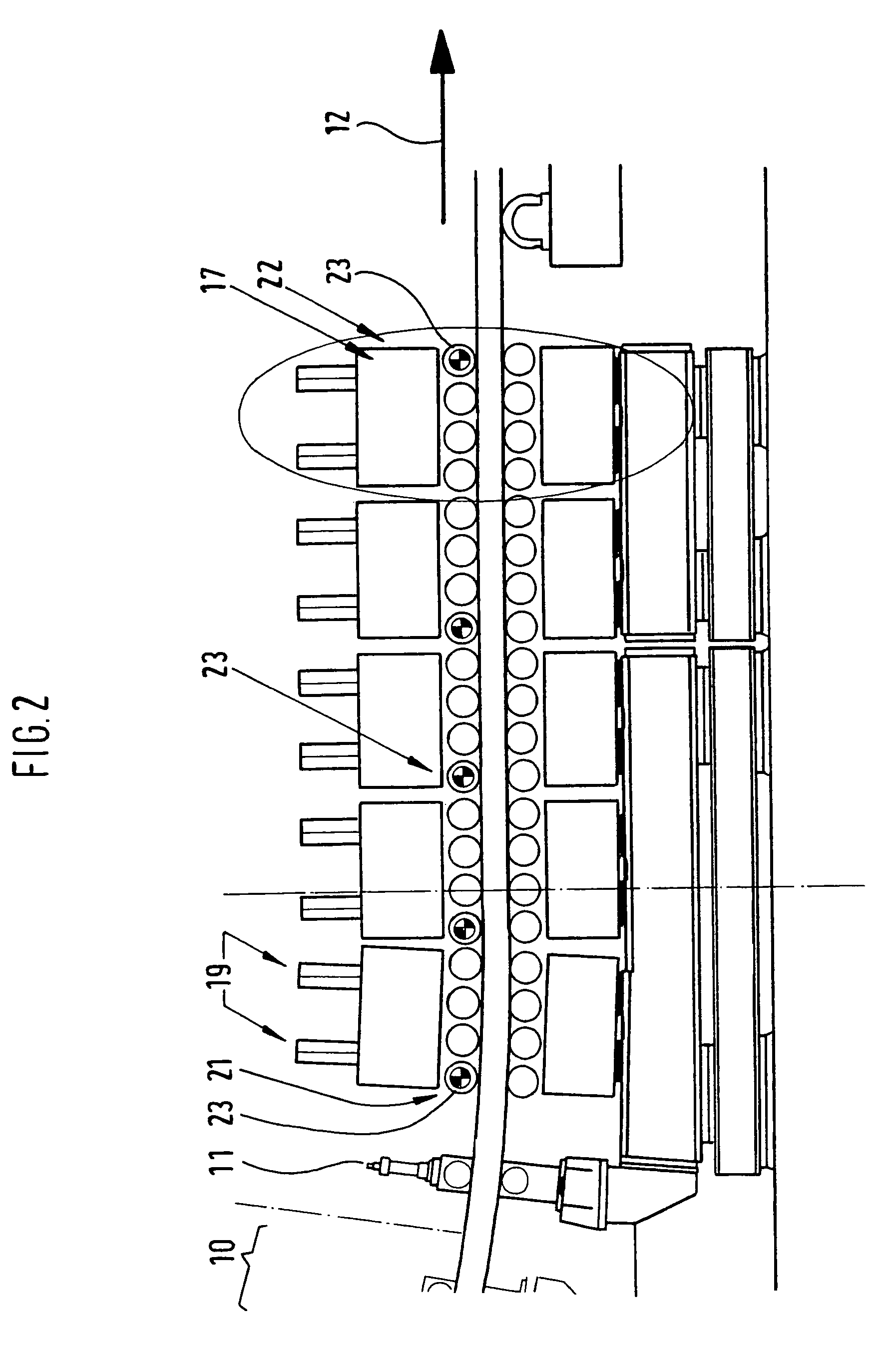Method and device for dynamically resting roller segments that support and/or guide both sides of a cast bar made of metal, particularly steel