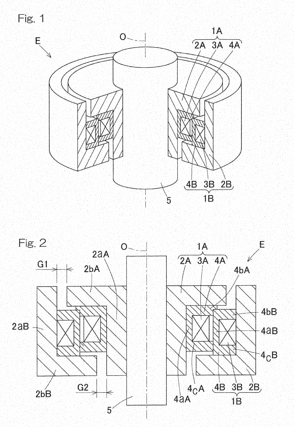 Electric transmission device in relatively rotating parts