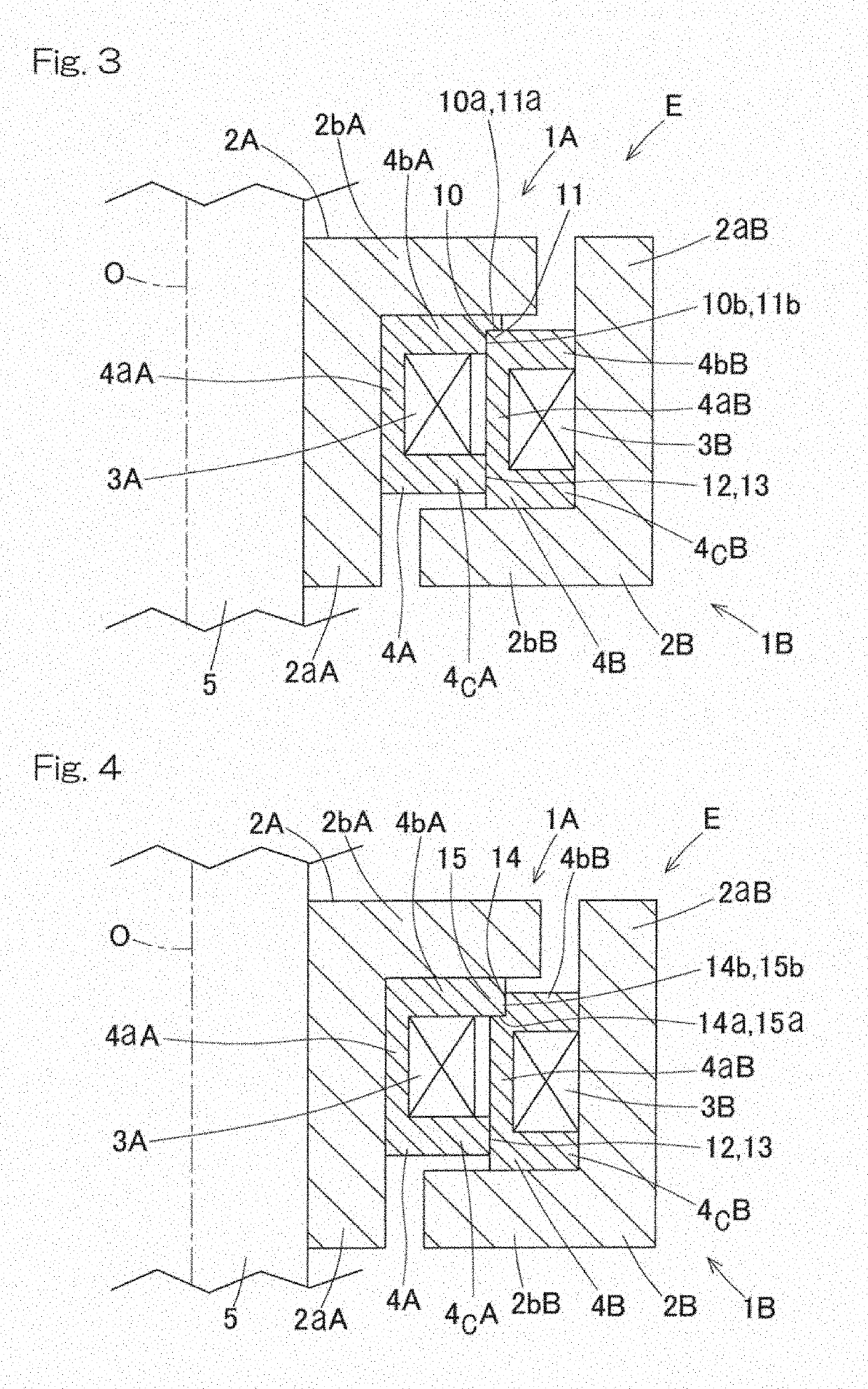 Electric transmission device in relatively rotating parts