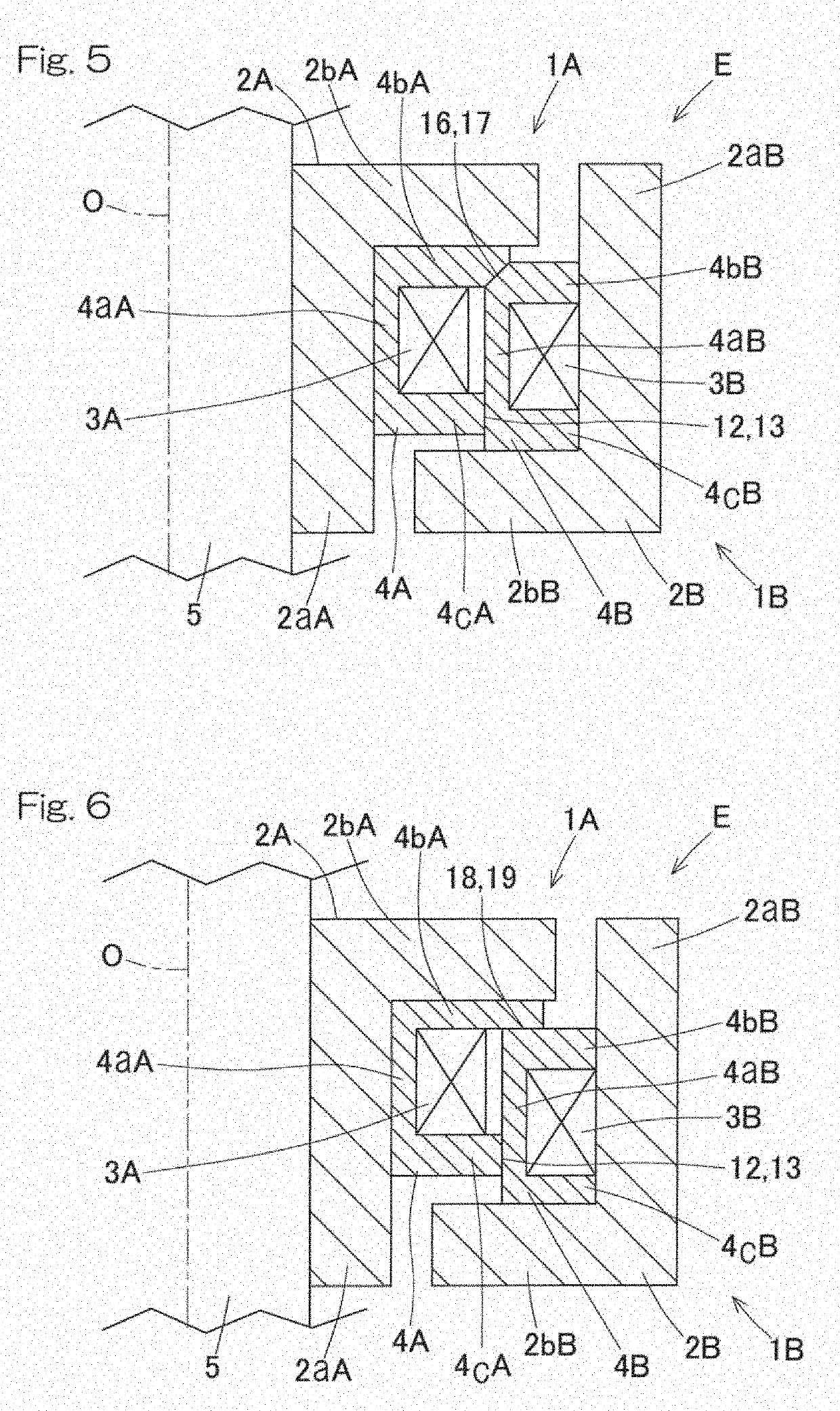 Electric transmission device in relatively rotating parts