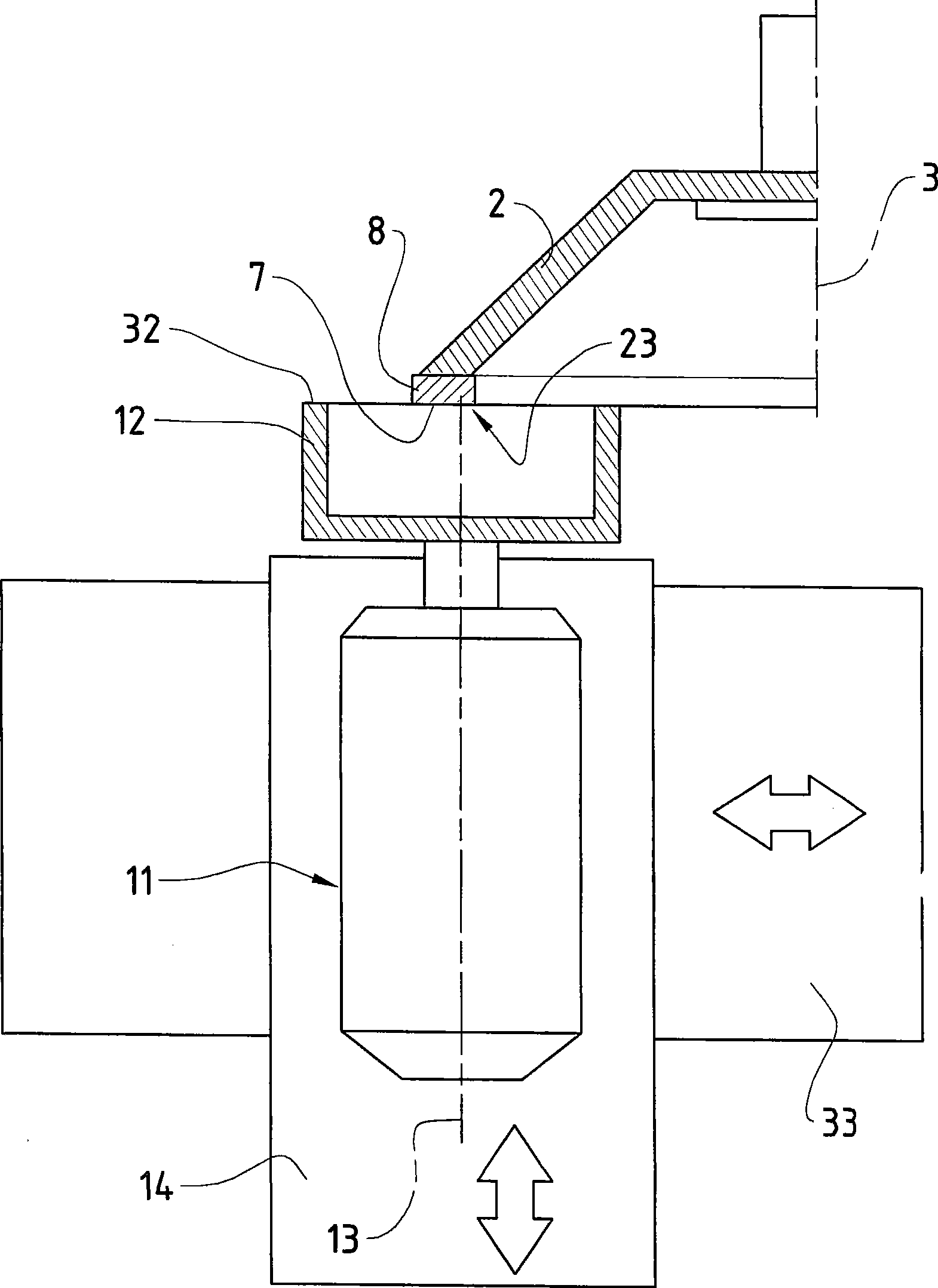 Grinding machine with a device for conditioning a grinding wheel and a method of conditioning a grinding wheel