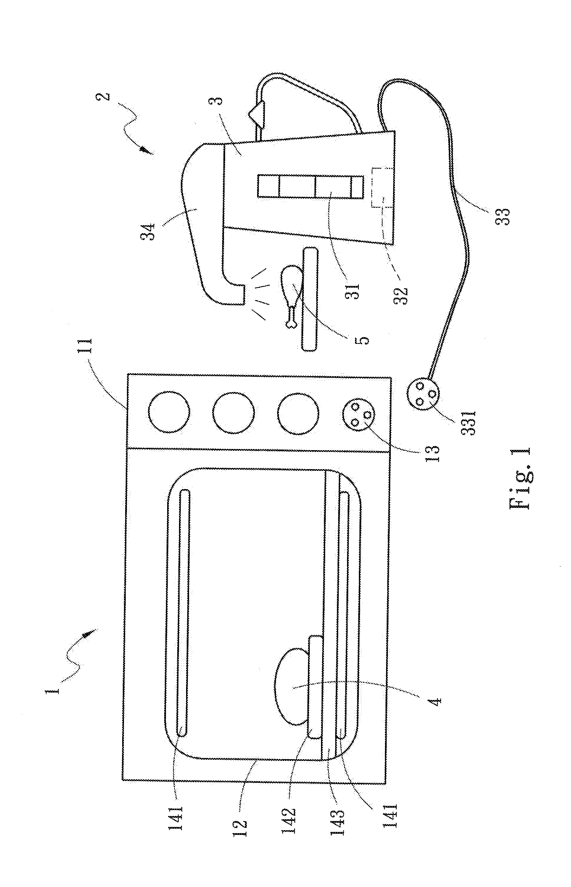 Oven equipped with a detachable steam device and baking method thereof