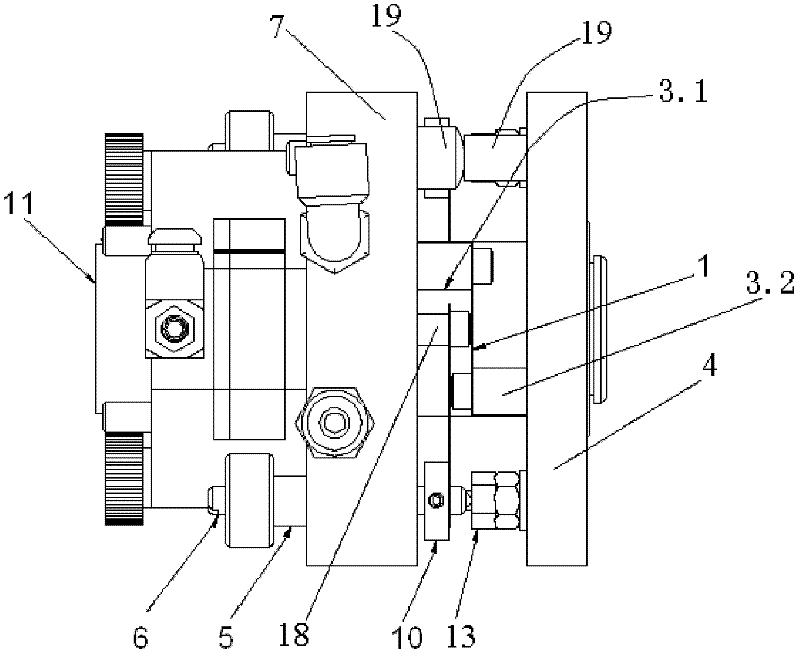 Mirror regulation device for fast axial flow gas laser