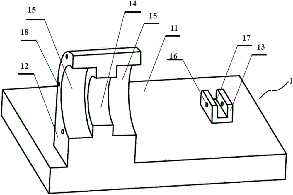 Micro-amplitude low-frequency tensioning device for flexible transmission