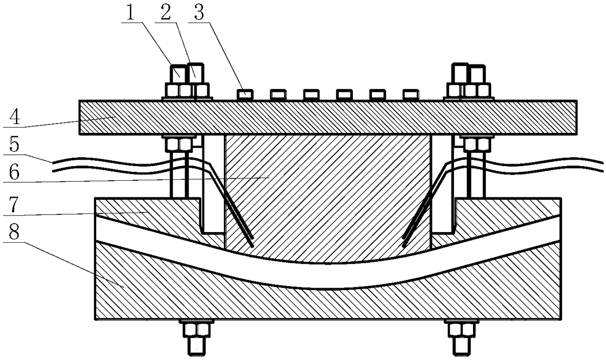 Visual device with oblique cambered surface and variable channel