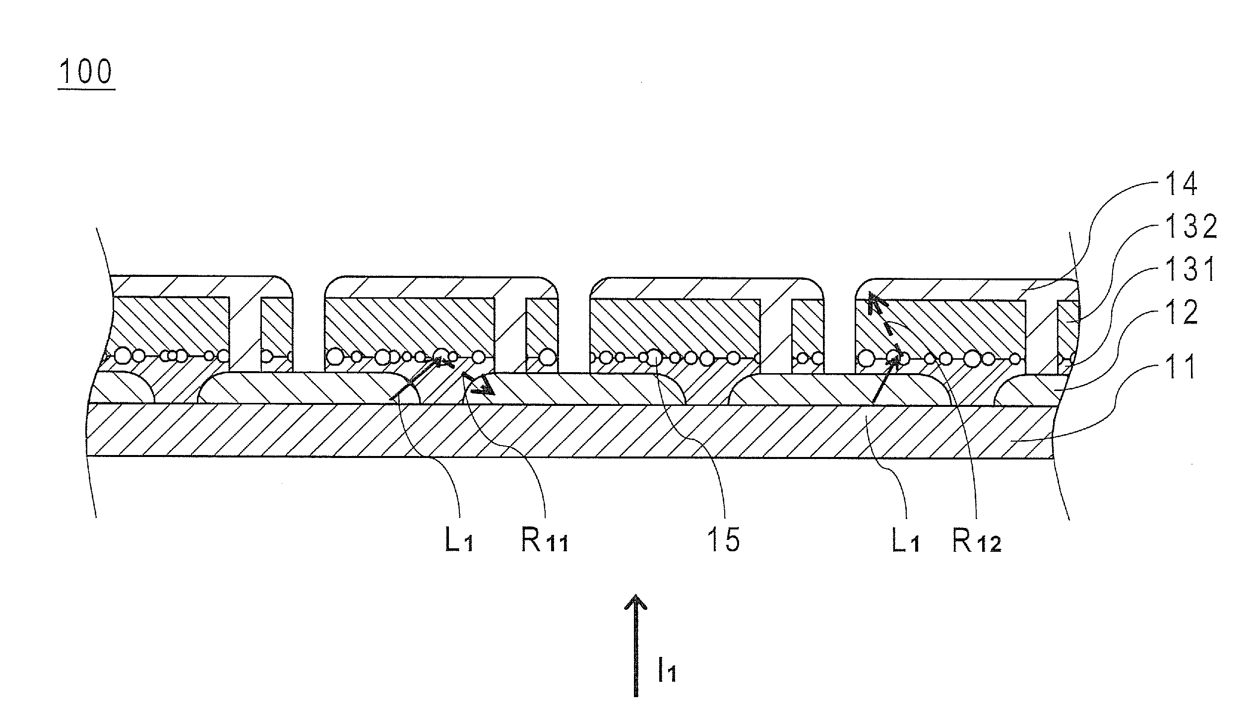 Thin film solar cell having opaque and highly reflective particles and manufacturing method thereof