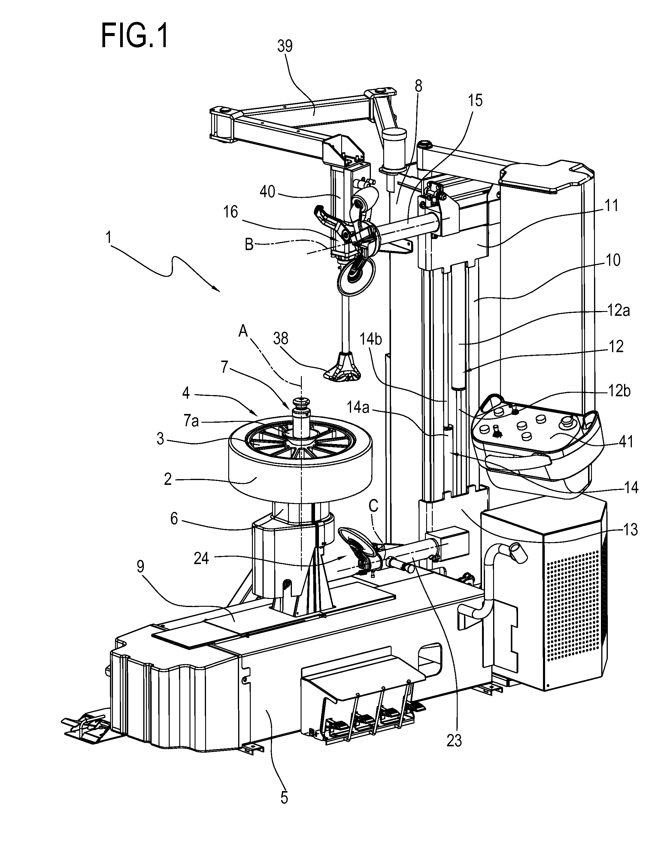 Machine and method for fitting and removing a tyre