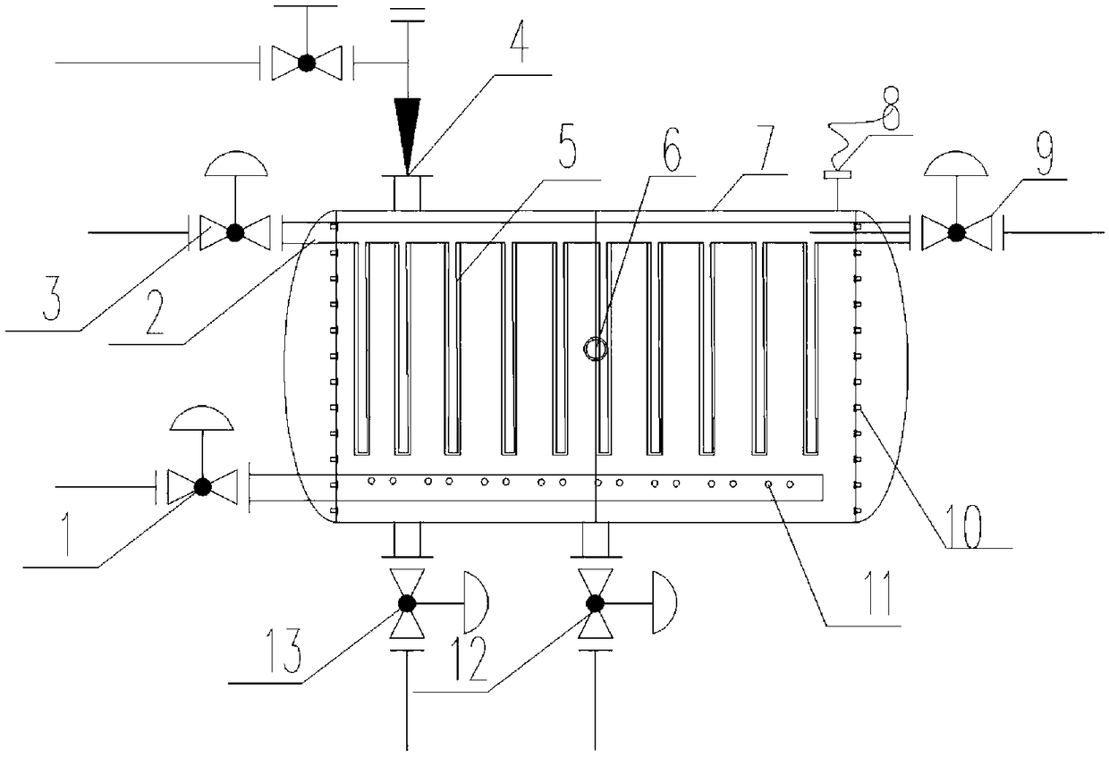 Device and method for fully automatically filtering sodium vanadate crystals