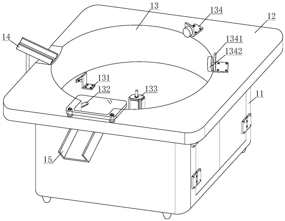 Pressing and rotating mechanism for gasket in cosmetic bottle body