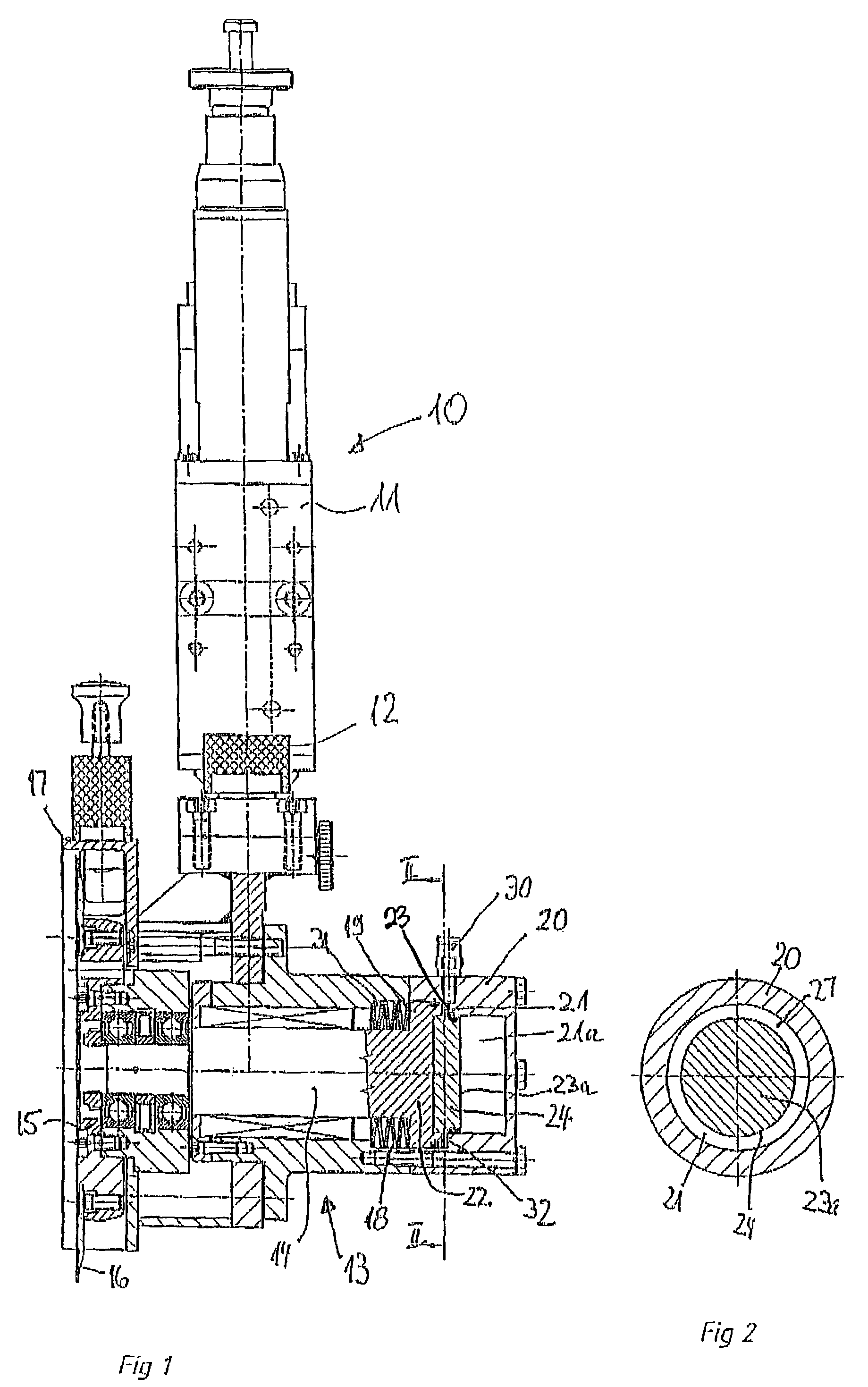 Blade holder having displacement-dependent spring force compensation