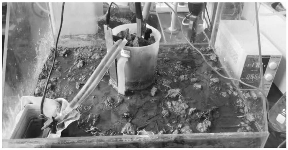 Polluted soil in-situ circulation leaching treatment method adopting electrochemical treatment leacheate