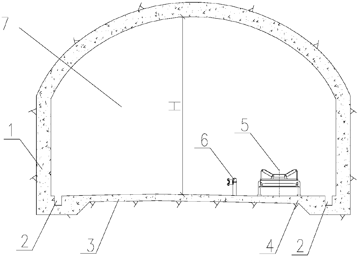 A layout structure combining traffic tunnel and belt conveyor